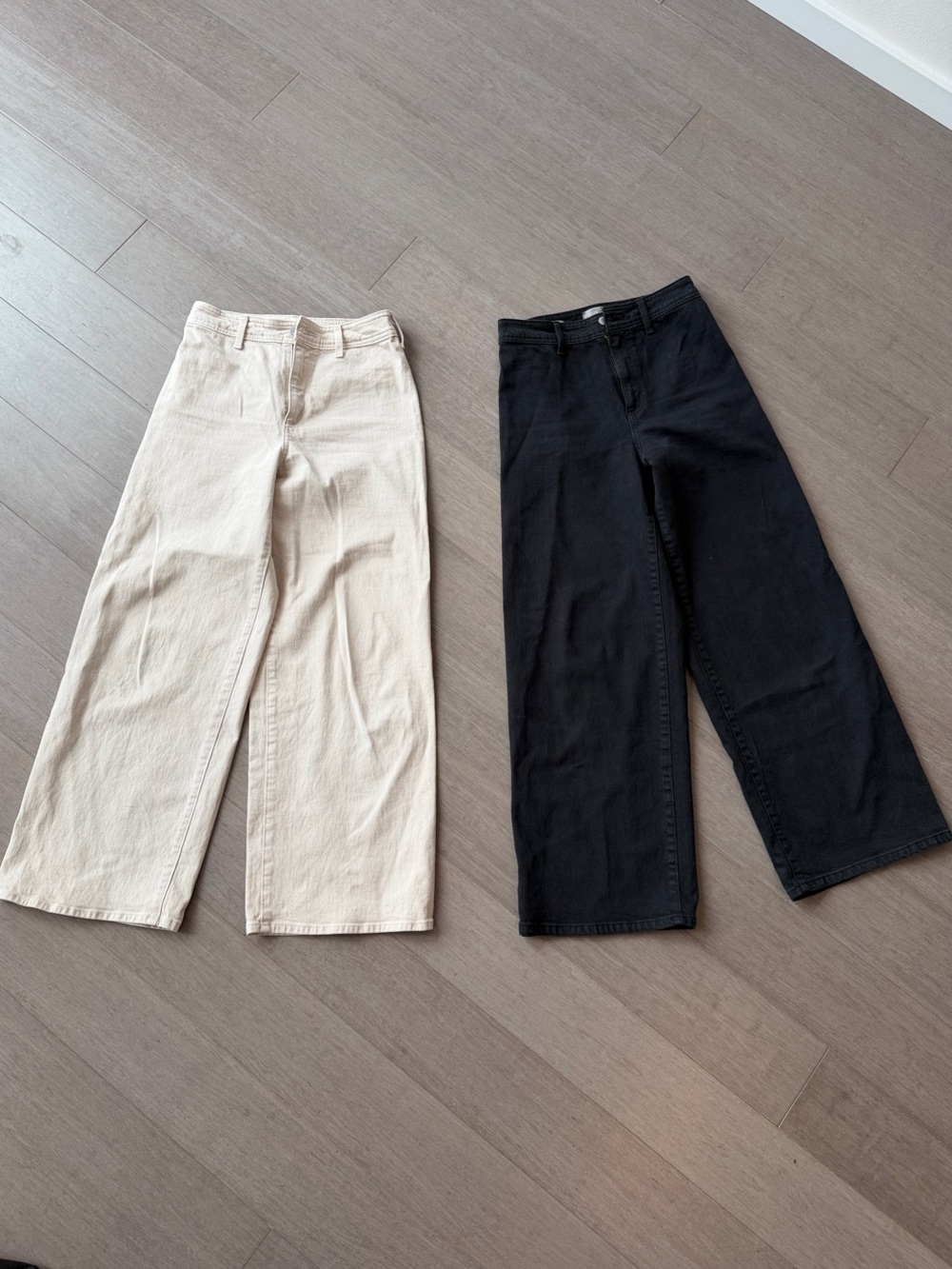 Women’s Universal Thread wide leg ankle length jeans size 4— Black and Beige